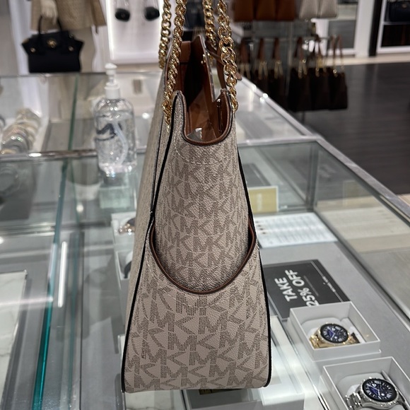 Michael Kors Jet Set Travel Large Chained Tote Shoulder Bag MK Vanilla 
NWT - Picture 16 of 16